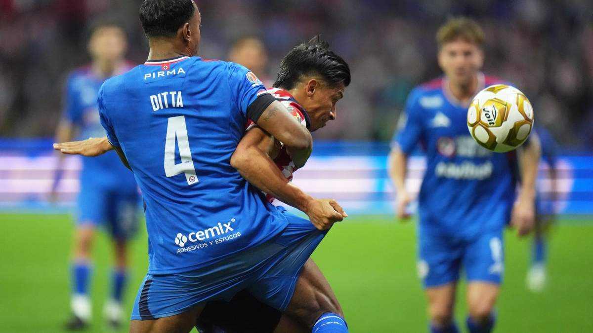 Willer Ditta del Cruz Azul disputa un balón con Ángel Sepúlveda de Chivas