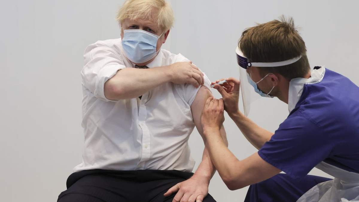 El primer ministro Boris Johnson al aplicarse la vacuna contra el covid-19