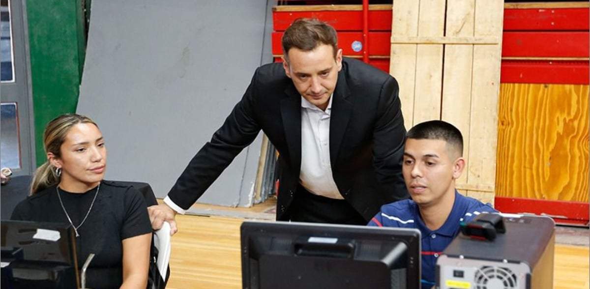 El ministro Lucas Castelli, en uno de los operativos de relevamiento de programas sociales. Fuente: (Neuquén Informa)
