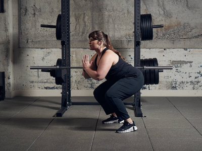 Sentadillas isométricas: el ejercicio que se hace en la pared y fortalece piernas y glúteos