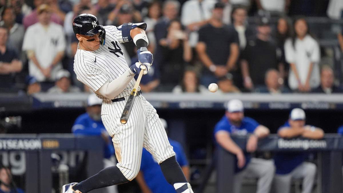 Aaron Judge de los Yankees de Nueva York batea un jonrón de tres carreras ante los Azulejos de Toronto
