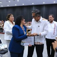 Refrenda Américo alianza con maestros; entrega 284 condecoraciones