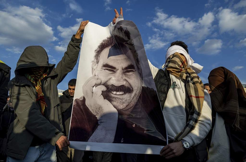 Dos jóvenes muestran un cartel con la imagen de Abdullah Ocalan, el encarcelado líder del Partido de los Trabajadores del Kurdistán, o PKK, el 27 de febrero de 2025