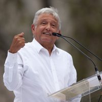 AMLO pide postergar nombramiento del fiscal, la construcción del NAICM y el TLCAN