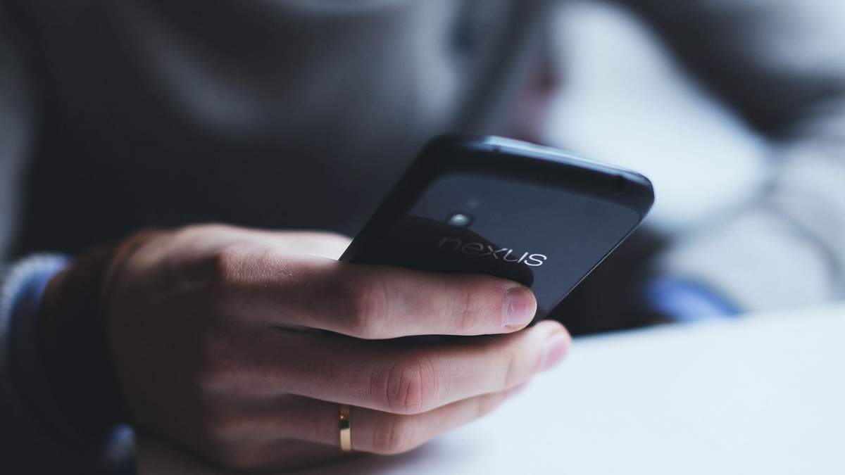 Para protegerse de la estafa de identidad, se recomienda no compartir datos personales sensibles, revisar periódicamente los estados de cuenta y los informes de crédito.