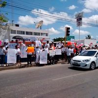 Protestan maestros y opositores a bodas gay durante visita de Peña a Yucatán