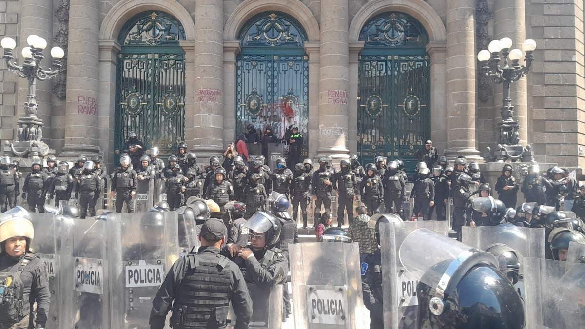 Decenas de policías de la SSC llegaron a la sede legislativa para evitar más agresiones