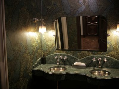El baño de tu abuela ahora es tendencia: 4 estilos vintage que vuelven con fuerza este año