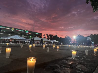Con miles de veladoras iluminan explanada del Palacio de Gobierno en Culiacán