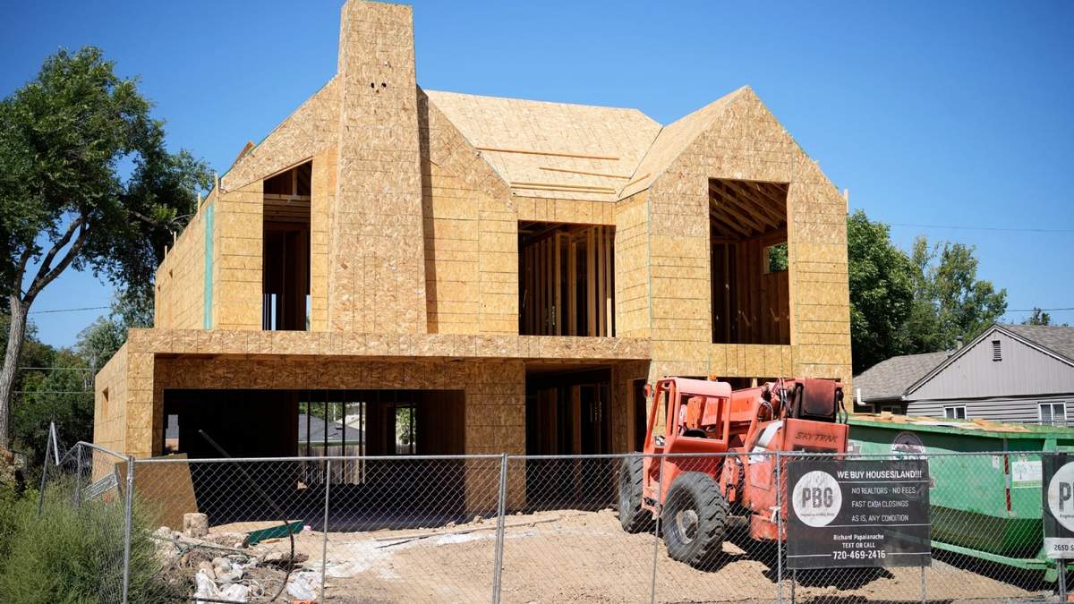 Una nueva casa en construcción, el 21 de agosto de 2023, en Denver