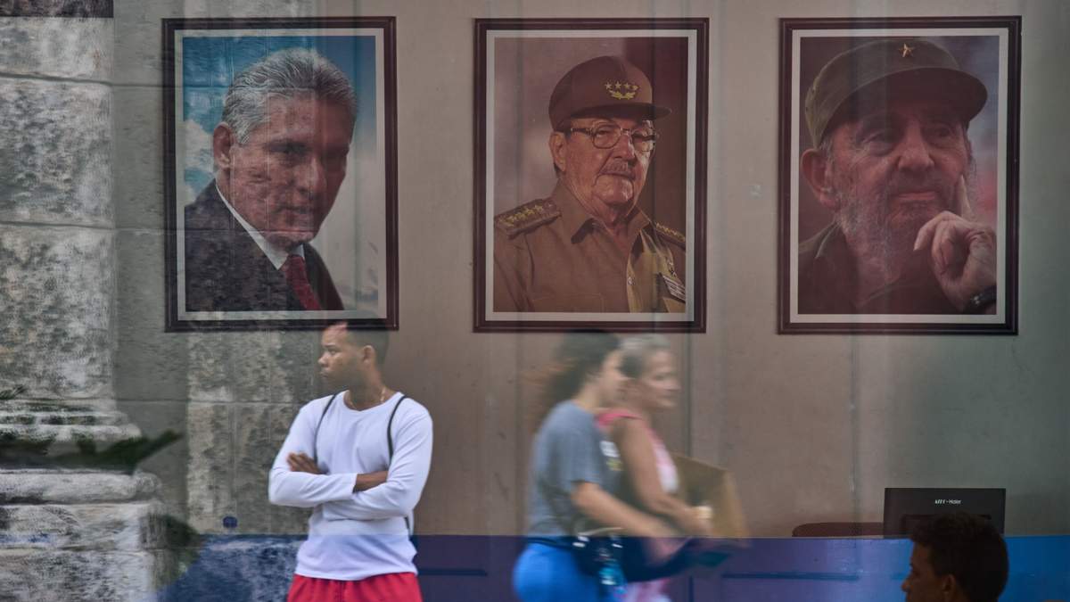 Imágenes del presidente de Cuba, Miguel Díaz-Canel, Raúl Castro y Fidel Castro, se ven en el edificio del gobierno en La Habana, Cuba, el miércoles 20 de mayo de 2026