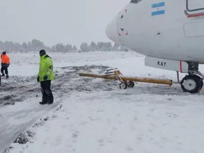 Temor en el aeropuerto de Bariloche por la salida de pista de un avión de Flybondi