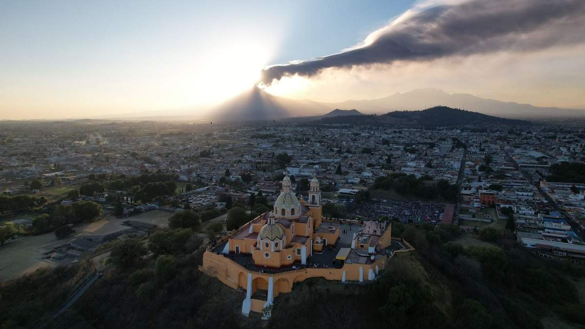 El Popocatépetl visto desde Cholula, Puebla