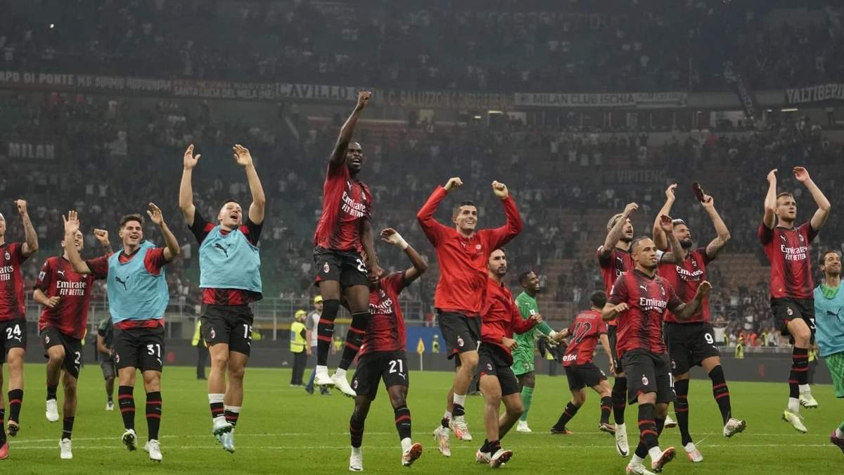 Jugadores del AC Milán celebran que ganaron la final de la Serie A contra Lazio