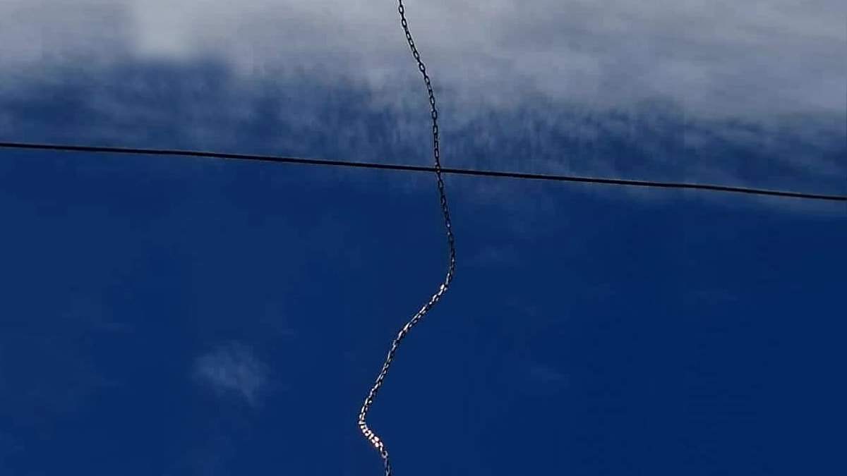 Una de las cadenas que generaba desperfectos en la línea de alta tensión