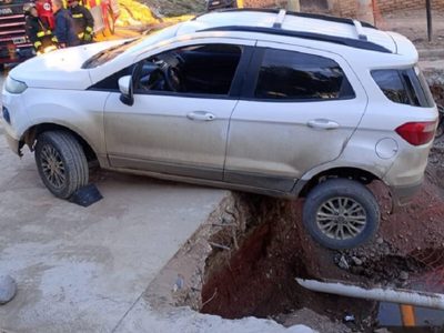 Una camioneta quedó colgada al borde de un enorme pozo en Centenario