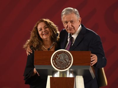AMLO minimiza declaraciones de Sanjuana Martínez sobre "moches" para campaña de Sheinbaum