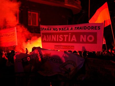 Ultraderechistas chocan con policías en protesta contra el gobierno de Pedro Sánchez
