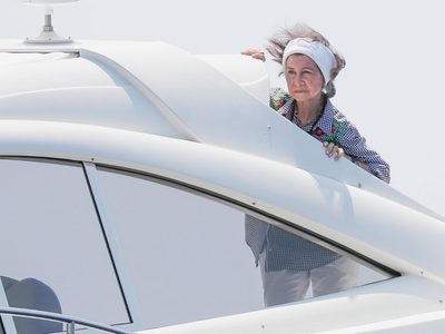 No está más sola: es un año mayor que la Reina Sofía
