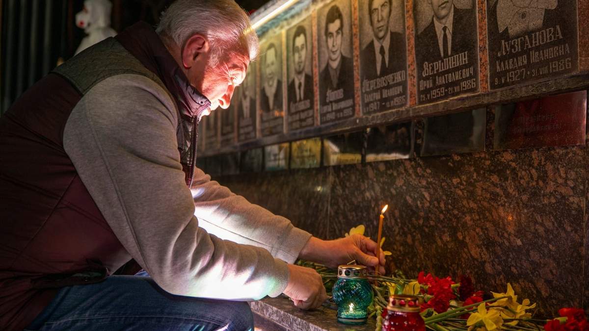 Un rescatista retira escombros tras un ataque ruso a un vecindario residencial de Dnipro, Ucrania, el 25 de abril de 2026