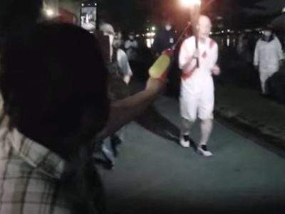 Detienen a una mujer que intentó apagar la antorcha olímpica con una pistola de agua (Video)