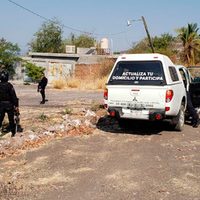 Roban dos vehículos del INE en Apatzingán; policía recupera uno y detiene a cuatro sospechosos