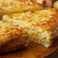 Trucos para que la tortilla de papas salga a punto y no se rompa al darla vuelta