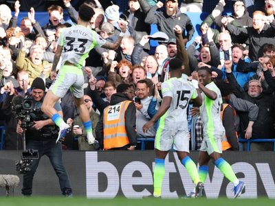 Manchester City vence 3-0 al Chelsea y se acerca al Arsenal en la lucha por el título de la Premier