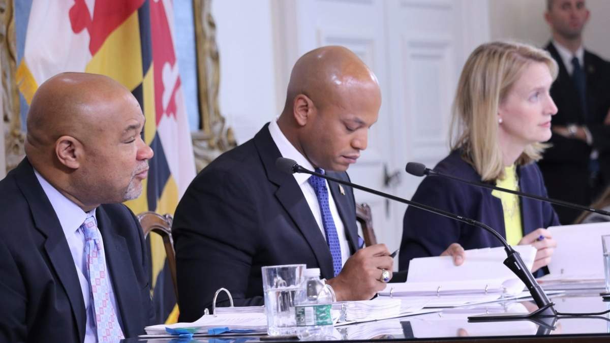 El gobernador de Maryland Wes Moore, centro; el tesorero Dereck Davis (izq) del Consejo de Obras Públicas