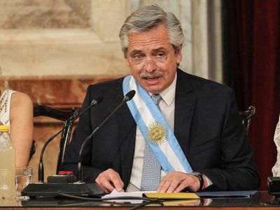 Fernández adelantó que "evaluará" la derogación del decreto que permite expulsar extranjeros