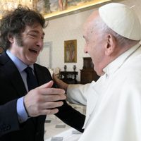 Tras su abrazo, el papa y Milei se reúnen entre rumores sobre un viaje de Francisco a Argentina