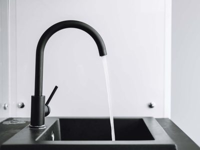 El truco infalible para quitar manchas de cal de tus griferías negras sin dañarlas ni gastar de más