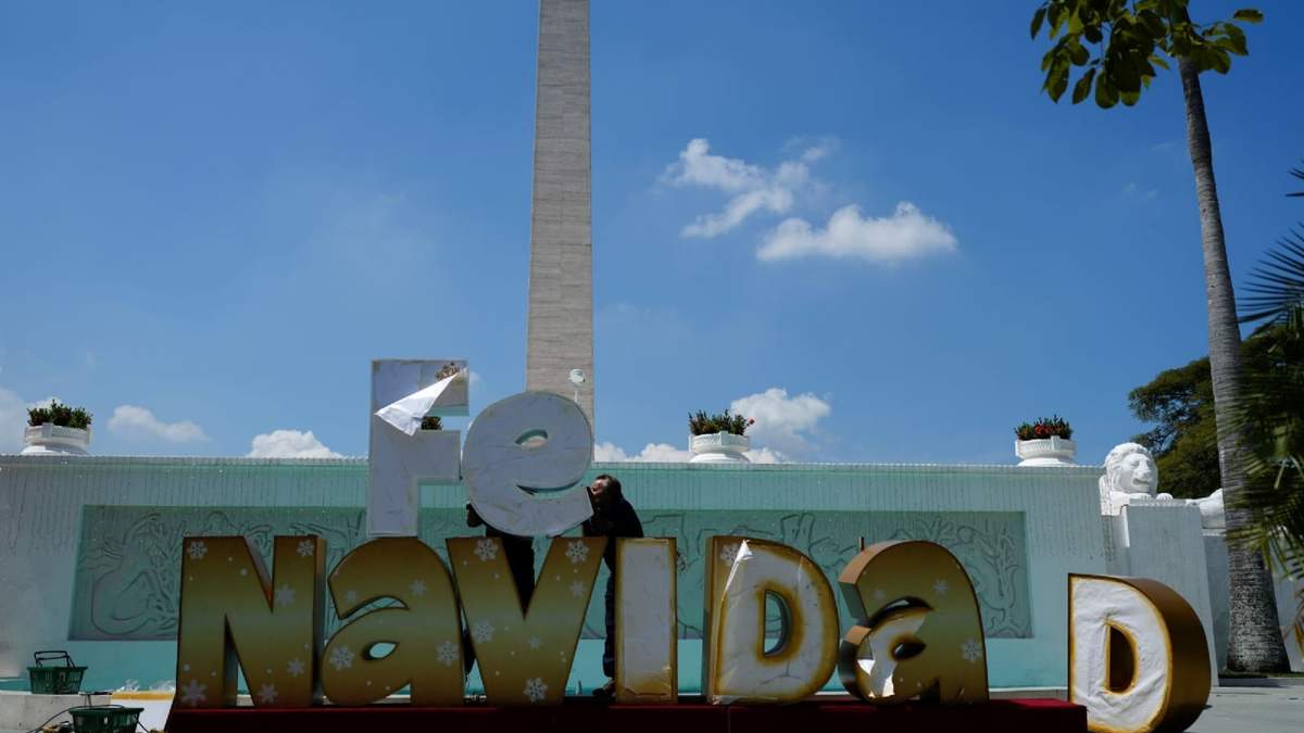 Se colocan adornos navideños en Caracas, Venezuela, el martes 1 de octubre
