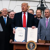 Trump promulga el T-MEC y bromea sobre el muro