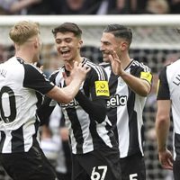 Newcastle resiste un intento de remontada del Nottingham Forest y gana 4-3