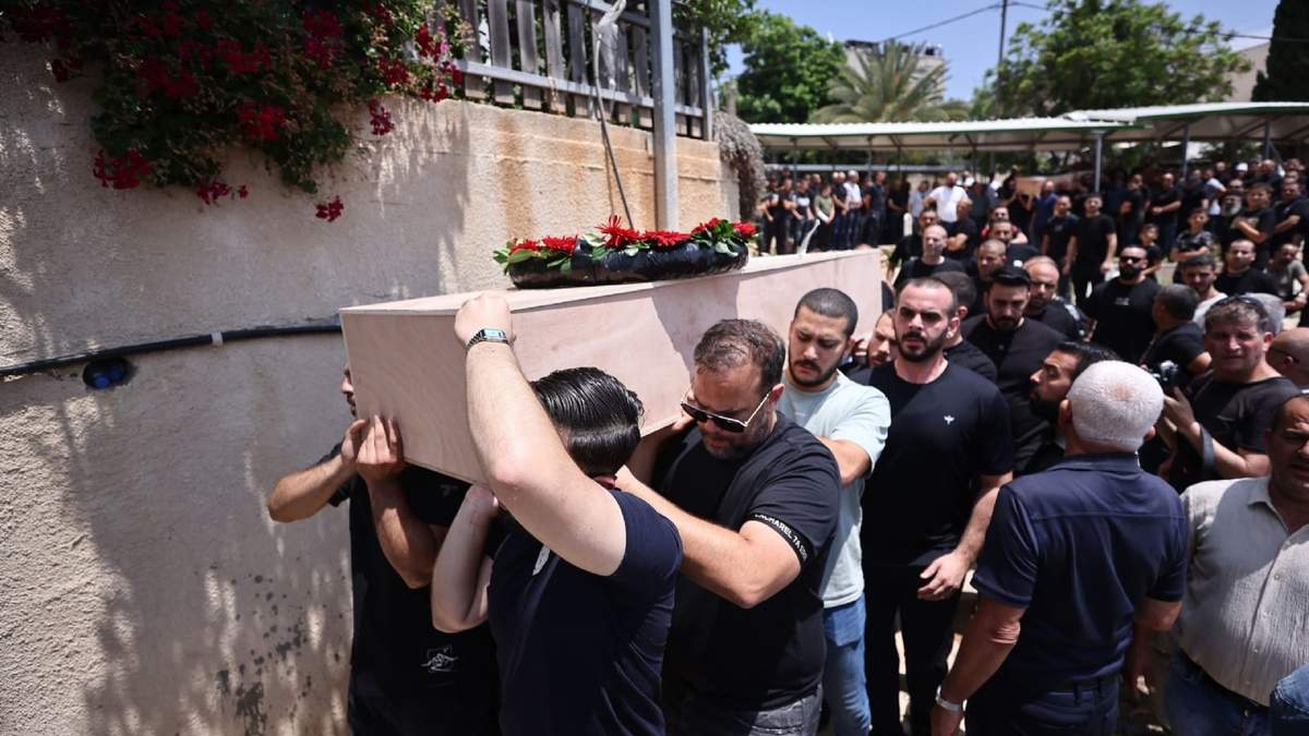 Funeral para las víctimas abatidas en un ataque con misiles iraníes, en Tamra, en el norte de Israel. El conflicto aéreo entre Israel e Irán entró en su quinto día, con un saldo de al menos 244 muertos en Irán y 24 en Israel.