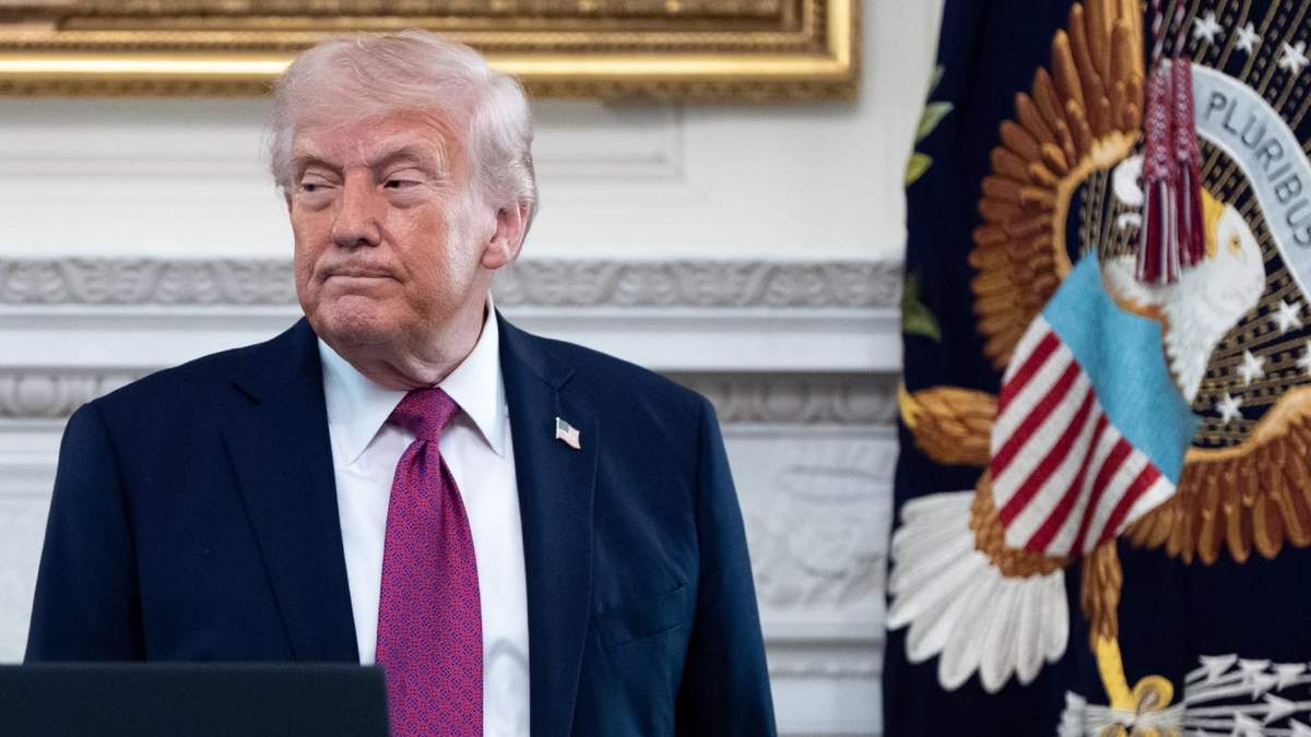 El presidente Donald Trump se retira tras pronunciar un discurso en un evento para campeones nacionales de la NCAA en el Comedor de Estado de la Casa Blanca, el martes 21 de abril de 2026, en Washington