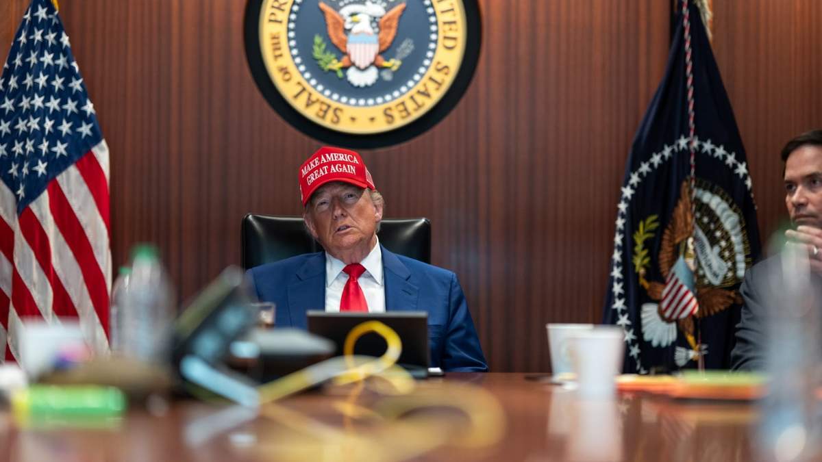 Donald Trump el sábado 21 en la sala de crisis de la Casa Blanca