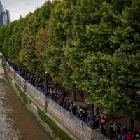 Los británicos hacen seis kilómetros de fila para despedirse de la reina Isabel II