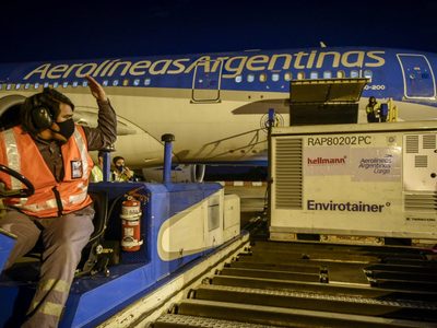 Aerolíneas Argentinas prepara un nuevo vuelo a Moscú en busca de más vacunas Sputnik V