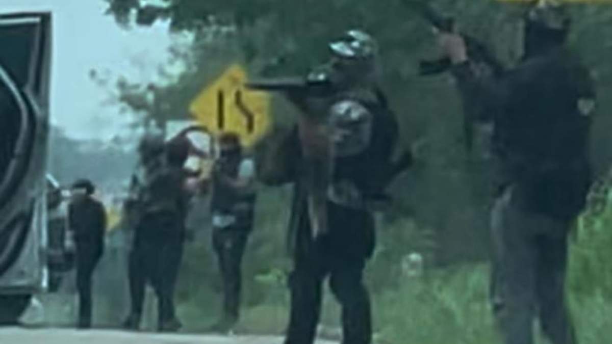Hombres armados a bordo de varias camionetas interceptó un camión oficial de la #SSyPC con personal administrativo