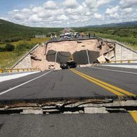 Se desploma puente vehicular elevado en SLP; reportan una mujer muerta