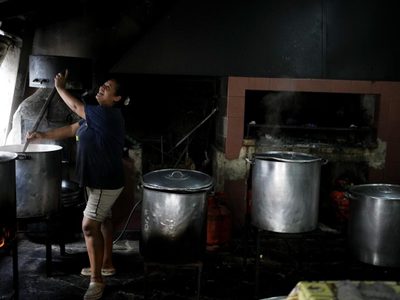Cada vez más argentinos acuden a comedores populares en medio de plan de ajuste del gobierno de Milei