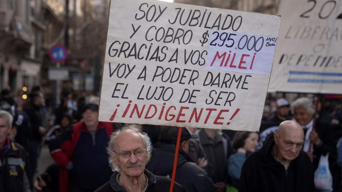 Un jubilado sostiene un cartel durante una protesta contra un posible veto presidencial a un proyecto de ley aprobado por el Congreso para aumentar las jubilaciones en Buenos Aires, Argentina, el miércoles 28 de agosto de 2024
