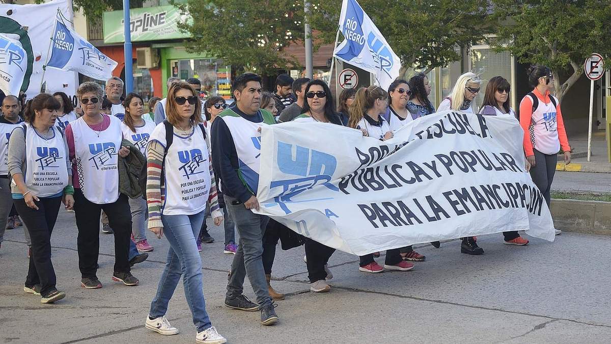 Docentes durante una marcha. Fuente: (Twitter)