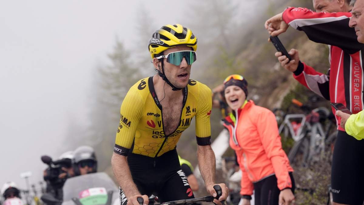 El británico Simon Yates pedalea a lo largo de la subida Colle delle Finestre durante la etapa 20 del Giro de Italia