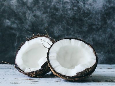 Con esta idea no querrás tirar nunca más la cáscara del coco: hacé la maceta más chic y tropical