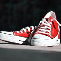 El truco definitivo de la abuela para lavar los cordones blancos de tus zapatillas y dejarlos impecables