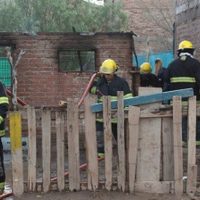 Voraz incendio: una madre rescató a su bebé justo a tiempo en Centenario