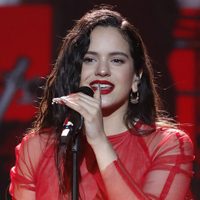 "¡Cochinita!": Rosalía no dudó en abrir su bata y... ¡ya fue, se vio de más!